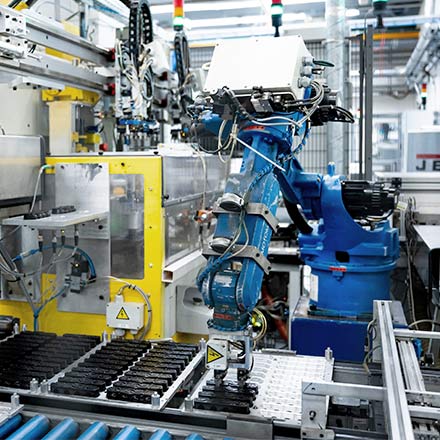 Industrial robot at an injection moulding line – full value chain under one roof